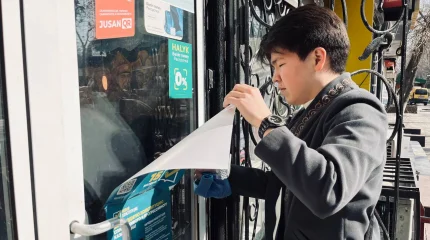 Активисты «Жастар Рухы» после референдума начали уборку печатных агитматериалов