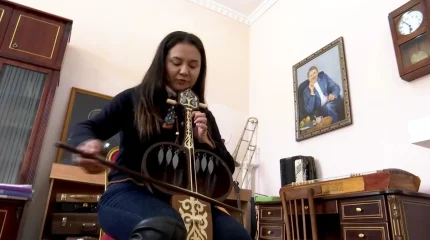 Павлодарец подарил местной филармонии кылкобыз, напечатанный на 3D принтере