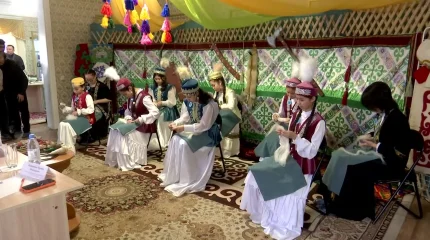 Павлодарда қыз балалар ұршық иіруден жарысқа түсті