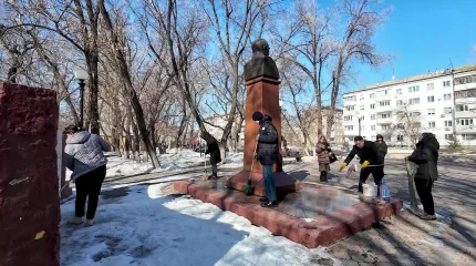 Территорию памятников и скверов привели в порядок волонтёры в Петропавловске