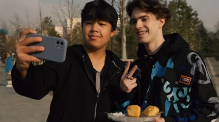 Михаил Шайдоров поздравил казахстанцев и угостил баурсаками