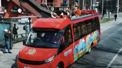 Этно-ритмы на колесах: музыкальный автобус проехал по Алматы к Наурызу