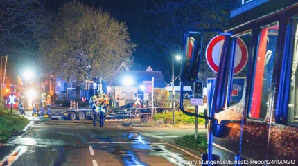 Поезд столкнулся с грузовиком в Германии: есть пострадавшие и пожар