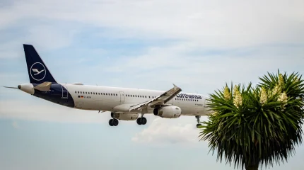 Авиасообщение под давлением: крупнейшие авиакомпании массово отменяют рейсы на Ближний Восток