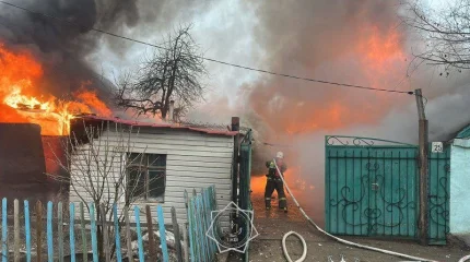 Оралда ТЖМ қызметкерлері жанып жатқан үйден адамды құтқарды