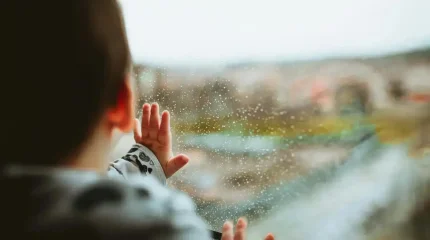 Құтқарушылар балалардың терезеден құлау қаупі туралы ескертті