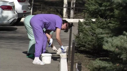 Эко-десант убрал территорию 7-й городской больницы Алматы в рамках акции «Таза бейсенбі»
