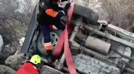 Алматинские спасатели эвакуировали авто из горной реки