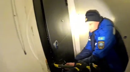 Трехлетняя девочка оказалась заперта одна в квартире в Аксу