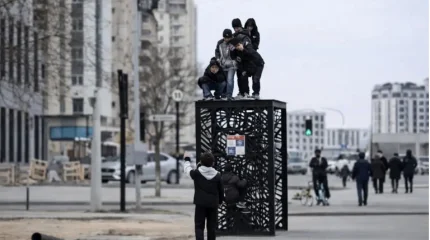 Подростки превратили новые городские инсталляции в опасный аттракцион в Актау