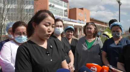 Атырауда облыстық инфекциялық аурухана лаборанттары үстемақы төлеуді талап етті