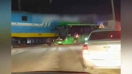 Алматы облысында пойыз жолаушылар отырған автобусқа соғылды