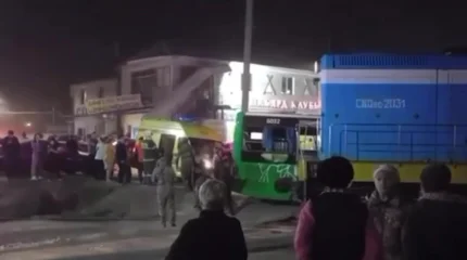 Поезд протаранил автобус в Алматинской области: шесть человек получили травмы