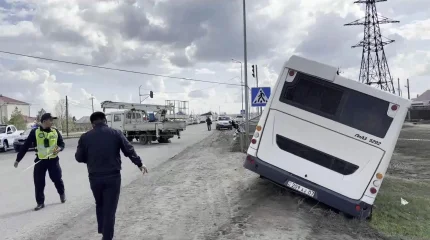 Пассажирский автобус столкнулся со школьным в ЗКО: есть пострадавшие
