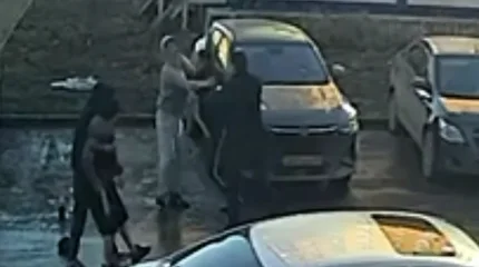 Группа костанайских подростков избила полицейского