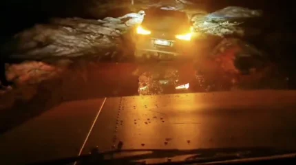 Талый снег затопил дороги: спасатели вызволили шесть человек из грязевой западни в Акмолинской области