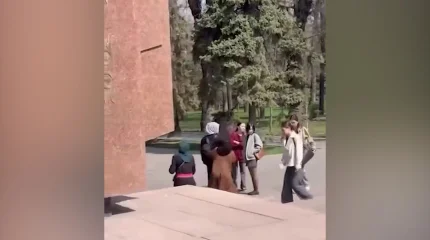 Нападали на людей и отбирали вещи: группу девочек-подростков задержали в Алматы