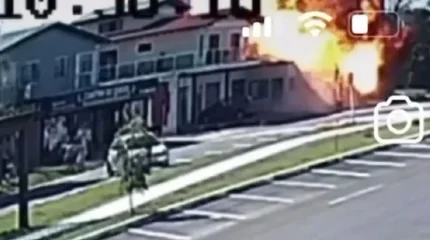 Ұшақ үйге құлап, үш адам қаза тапты