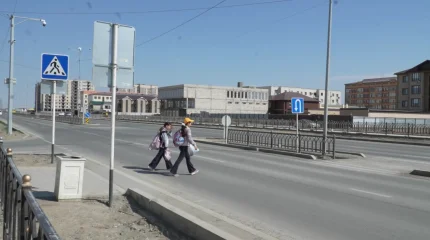 Атырауда мектепке бара жатқан 8 жасар қызды жүргіншілер жолында көлік қағып кетті