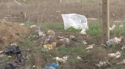 В Актобе ищут способ остановить разлёт мусора с полигона