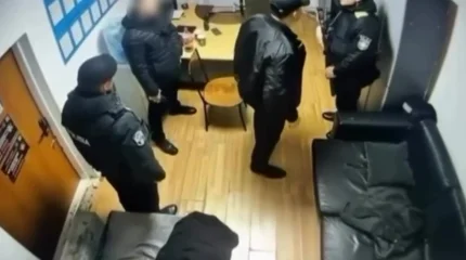 Атырауда полицей қарамағындағы қызметкерлерді балағаттап, күш қолданған