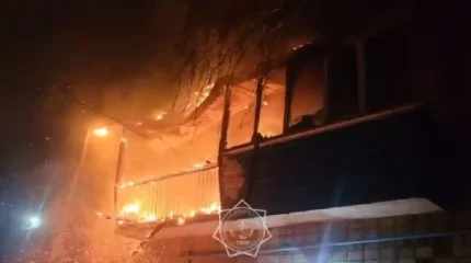 БҚО-да демалыста жүрген құтқарушы ойда-жоқта екі адамды өрттің ортасынан алып шықты