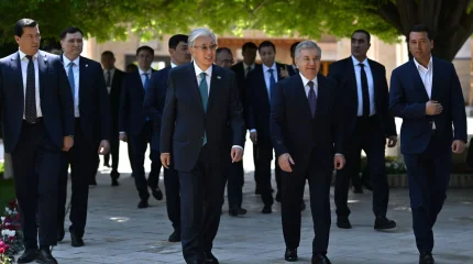 Рабочая поездка Президента Казахстана в Узбекистан началась с посещения мавзолея XVI века