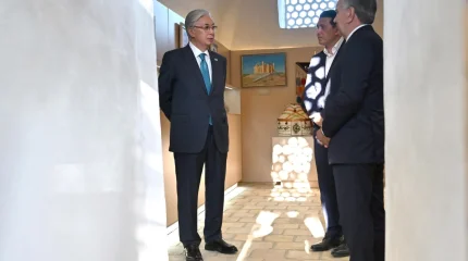 Токаеву показали келью Машхура Жусупа в медресе Бухары