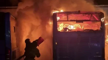 Пожар уничтожил три автобуса в Шахтинске