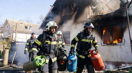 Пожарные вынесли 10 газовых баллонов из горящей постройки в Актобе (ВИДЕО)