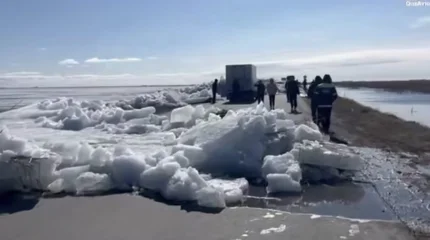 Айсберги перекрыли трассу в Казахстане (ВИДЕО)