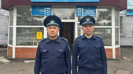 СҚО-да полицейлер мұздай судан шыға алмай қалған 86 жастағы әжейді құтқарды