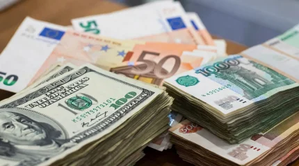 Курс скачет, деньги тают: казахстанцы теряют тысячи тенге на обмене валют