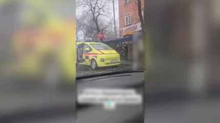 Трамвай аялдамасында ер адам көз жұмды