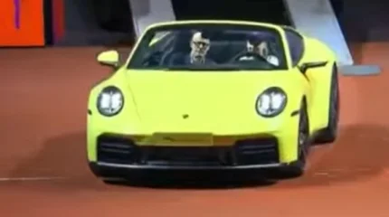 Рыбакина проехалась на выигранном Porsche