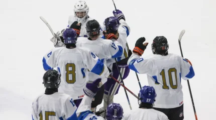 Юношеская сборная Казахстана по хоккею разгромила Польшу 10:2 на чемпионате мира