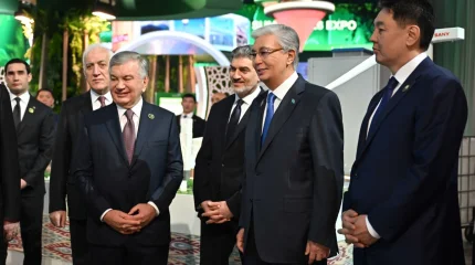 Мемлекет басшылары Өңірлік экологиялық саммиттің көрме павильондарын аралады