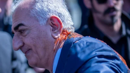 Иранского принца забросали помидорами в Германии