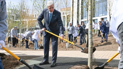Токаев с экоактивистами посадил дерево
