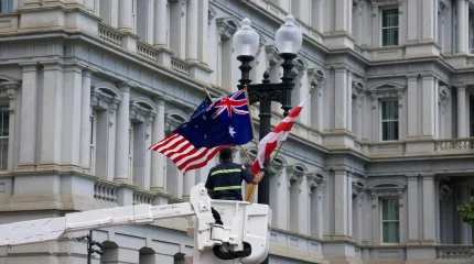 Перед визитом короля Карла III в Вашингтоне повесили флаги Австралии вместо британских