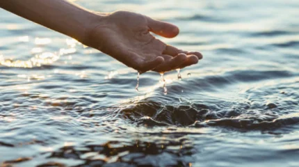 Атырауда көпірден өзенге секірген қыз құтқарылды