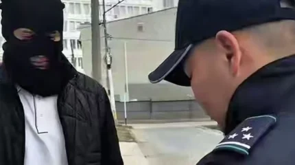 Шарфы и медицинские маски можно: полиция о запрете одежды, закрывающей лицо