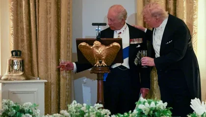 Король Карл подарил Трампу колокол с корабля-тезки