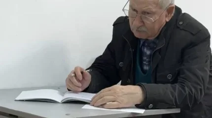 74-летний житель Атырау сел за парту, чтобы выучить казахский язык