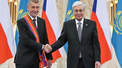 Президент Чехия Премьер-министрін І дәрежелі «Достық» орденімен марапаттады