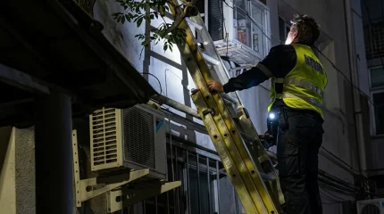 Полицейским пришлось стучать в окно второго этажа, чтобы утихомирить ночную меломанку в Актау