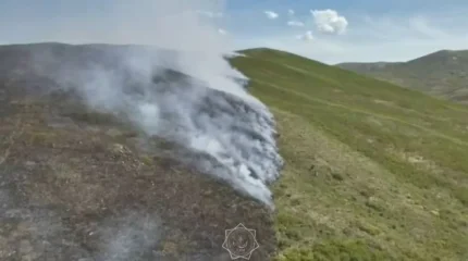 Лесной пожар тушат с воздуха у Бухтарминского водохранилища
