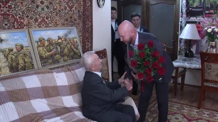 Алматыда «AMANAT» партиясының өкілдері 100 жастағы ардагерді құттықтады