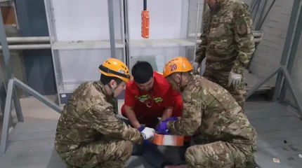 Оралдағы автосалонда жүк көтергіш үзіліп, төрт адам зардап шекті