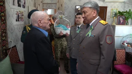 Оралда 102 жастағы соғыс ардагеріне құрмет көрсетілді